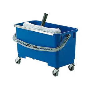 Spand m/hjul og dryprist vinduespudser.